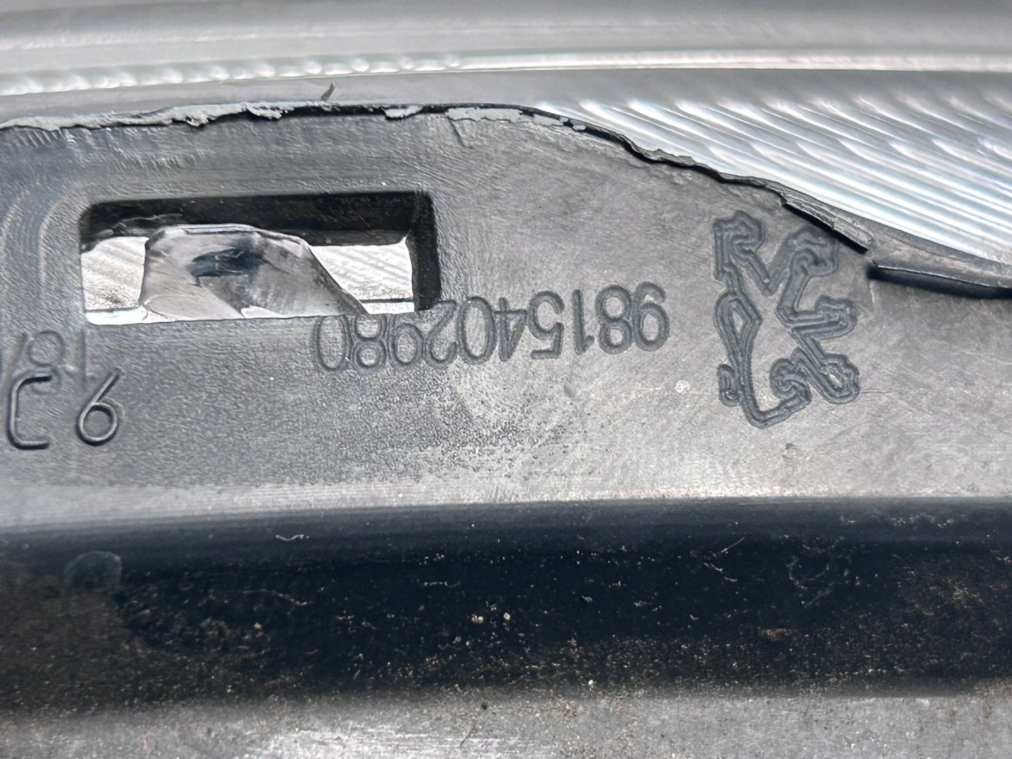 Reflektor prawy Peugeot 2008 9815402980 - 5