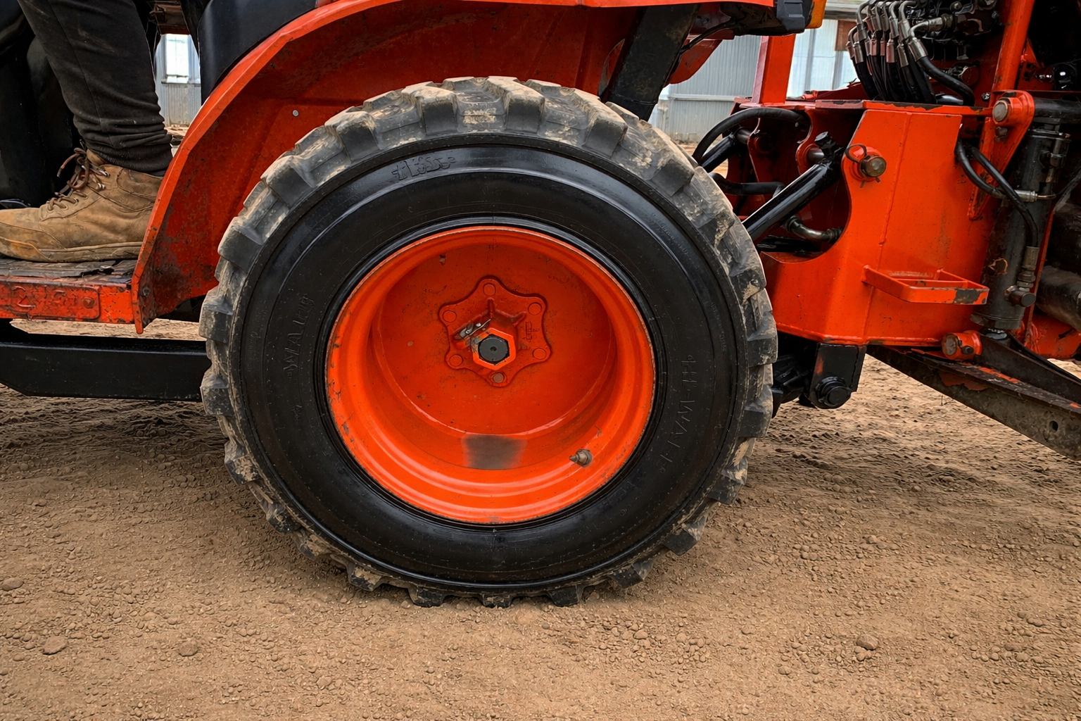 Kubota B2530 – ciągnik z ładowaczem czołowym i koparką - 5