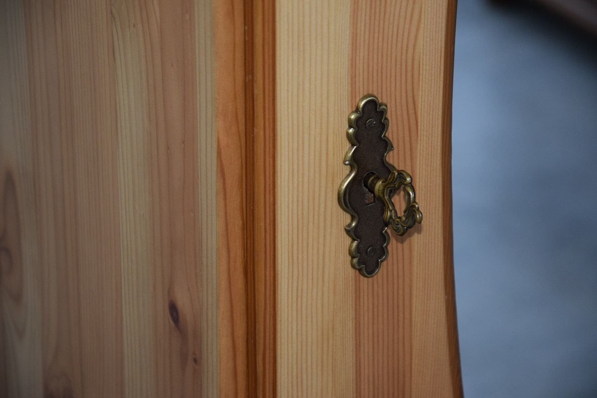 szafa z lustrem z drewna sosnowego - jak nowa - 5