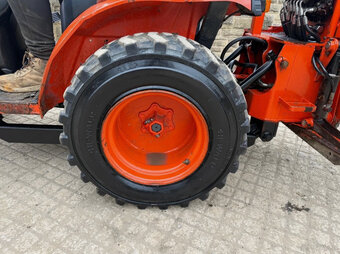 Sprzedam ciągnik Kubota w ładowacz czołowy / koparkę - 5
