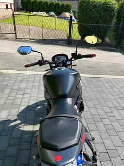 Suzuki GSR 750 - 5