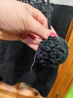 Mięciutki golf, z pomponami i z ozdobnymi dżetami - 5