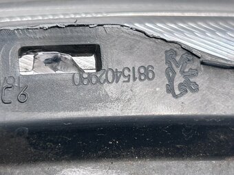 Reflektor prawy Peugeot 2008 9815402980 - 5