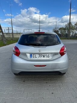 Peugeot 208 - 5