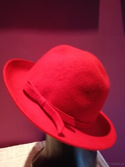 Klasyczny, elegancki czerwony kapelusz damski typu fedora. - 5