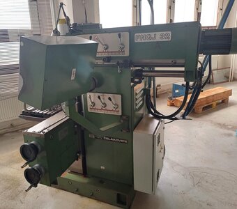 Oferujemy do sprzedaży frezarkę FNGJ 32 . 3KS - 5