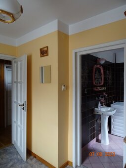 Dom wśród zieleni przy lesie - 5