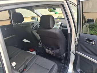 Srebrna toyota corolla Verso - 5