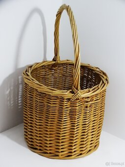 Kosz wiklinowy o wysokości 47 cm, średnicy 30 cm i głębokośc - 5