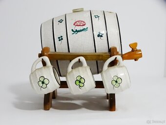 Dystrybutor w kształcie beczki, osadzony na rzeźbionym stoja - 5