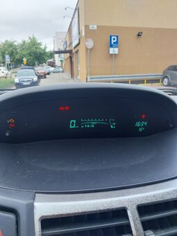 sprzedam uszkodzoną toyotę yaris 2 z 2009 roku - 5