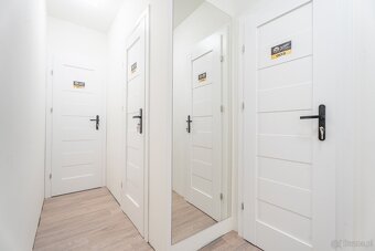Nowoczesny pokój z łazienką i balkonem przy uczelni. - 5