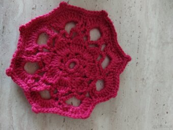 Szydełkowe podstawki pod kubek rozeta - 5