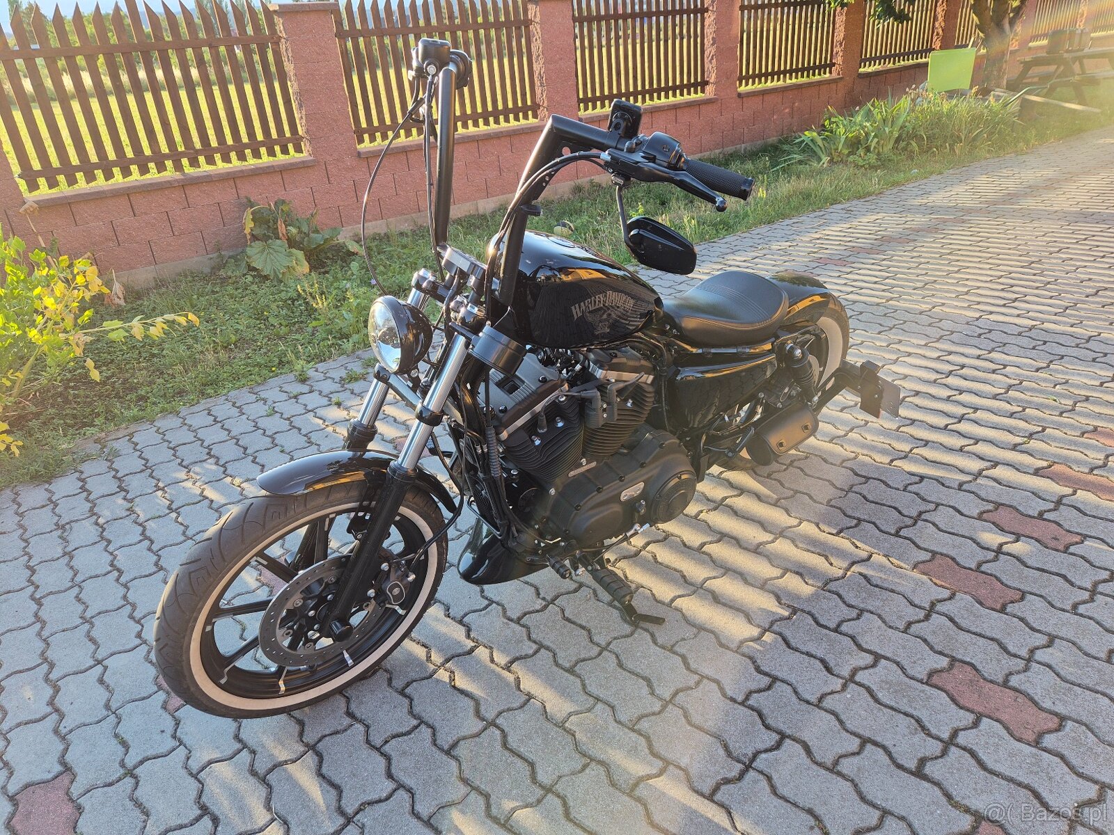 Harley-Davidson Iron XL883N – CHOPPER, KTÓRY PRZYCIĄGA SPOJR - 6