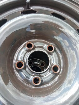 Oferuję używaną felgę stalową do samochodu marki z oponami o - 6