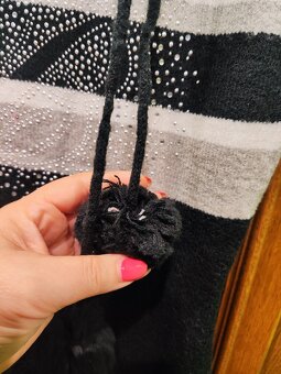 Mięciutki golf, z pomponami i z ozdobnymi dżetami - 6