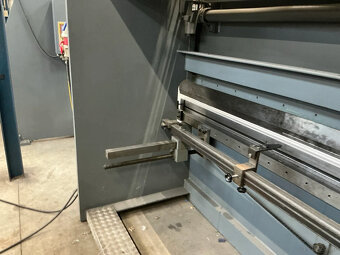 Hydrauliczna prasa krawędziowa CNC 70 t,gięcia 2500 mm,7 osi - 6