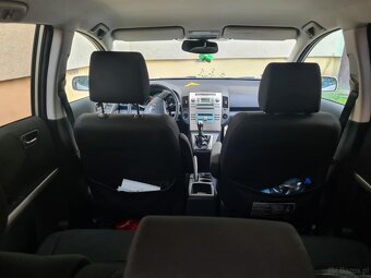 Srebrna toyota corolla Verso - 6