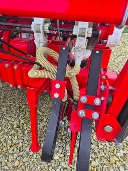 Siewnik do kukurydzy 6 rzędów na ramie półteleskopowej OZDOK - 6