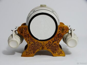 Dystrybutor w kształcie beczki, osadzony na rzeźbionym stoja - 6