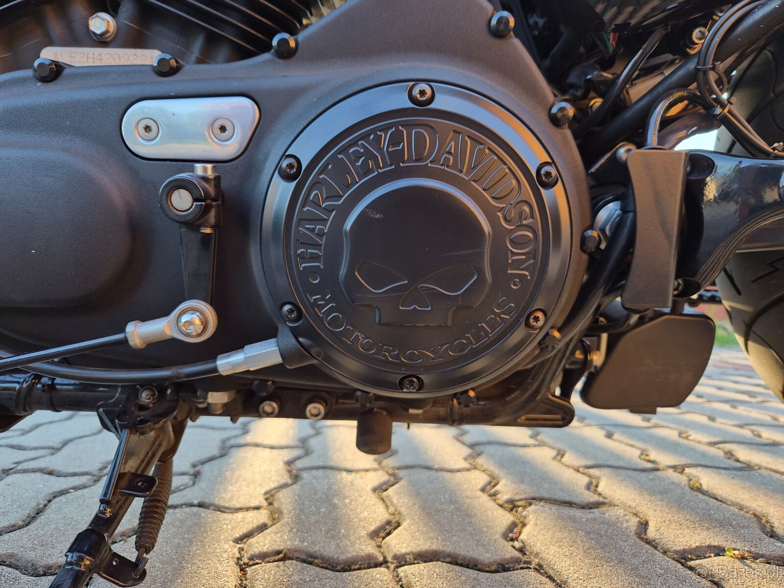 Harley-Davidson Iron XL883N – CHOPPER, KTÓRY PRZYCIĄGA SPOJR - 7