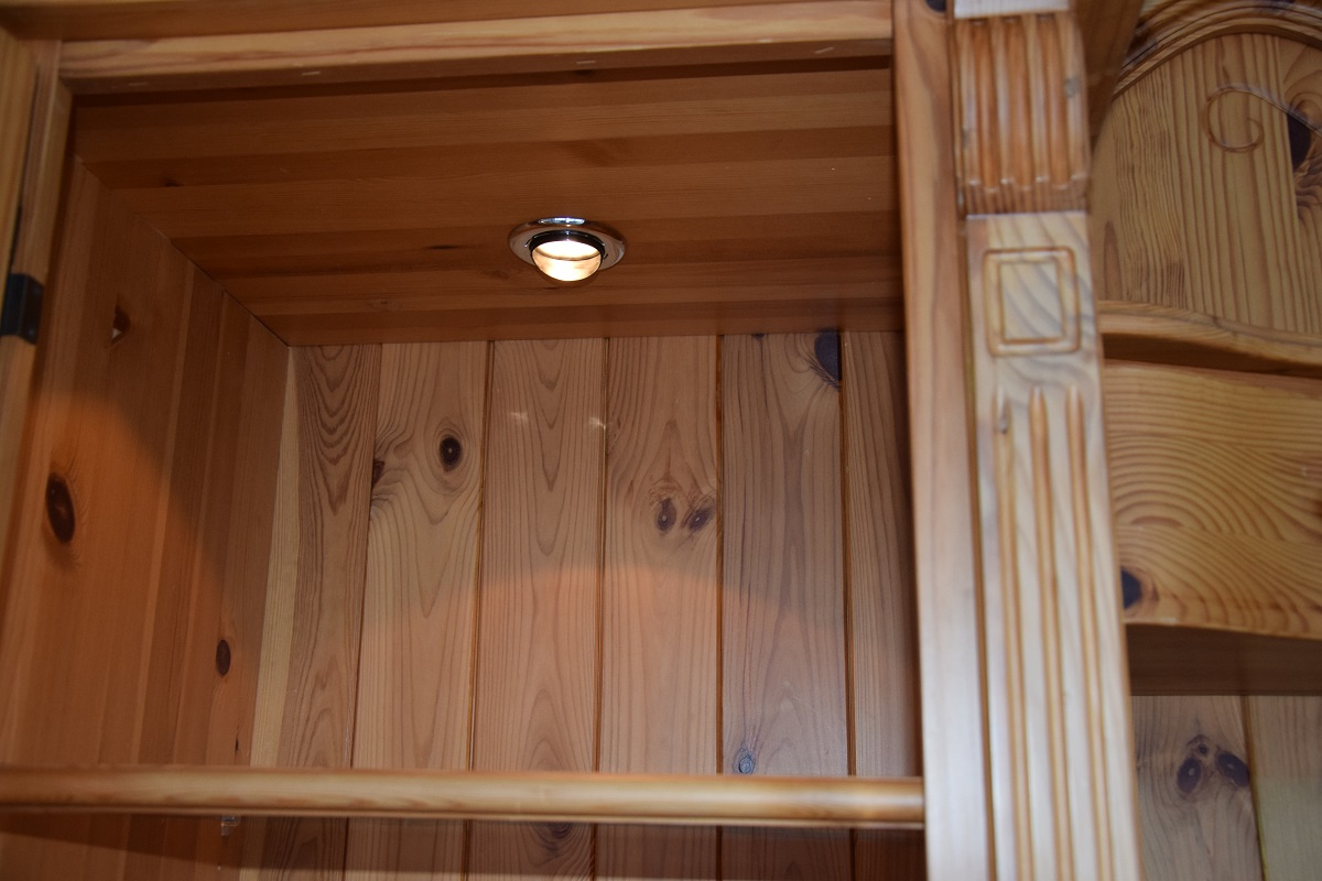 kredens z drewna sosnowego - jak nowy - 7