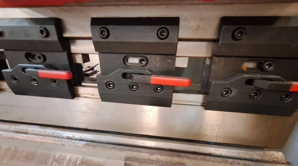 Prasa krawędziowa CNC 160 t, długość gięcia 3200 mm, 2 osie - 7