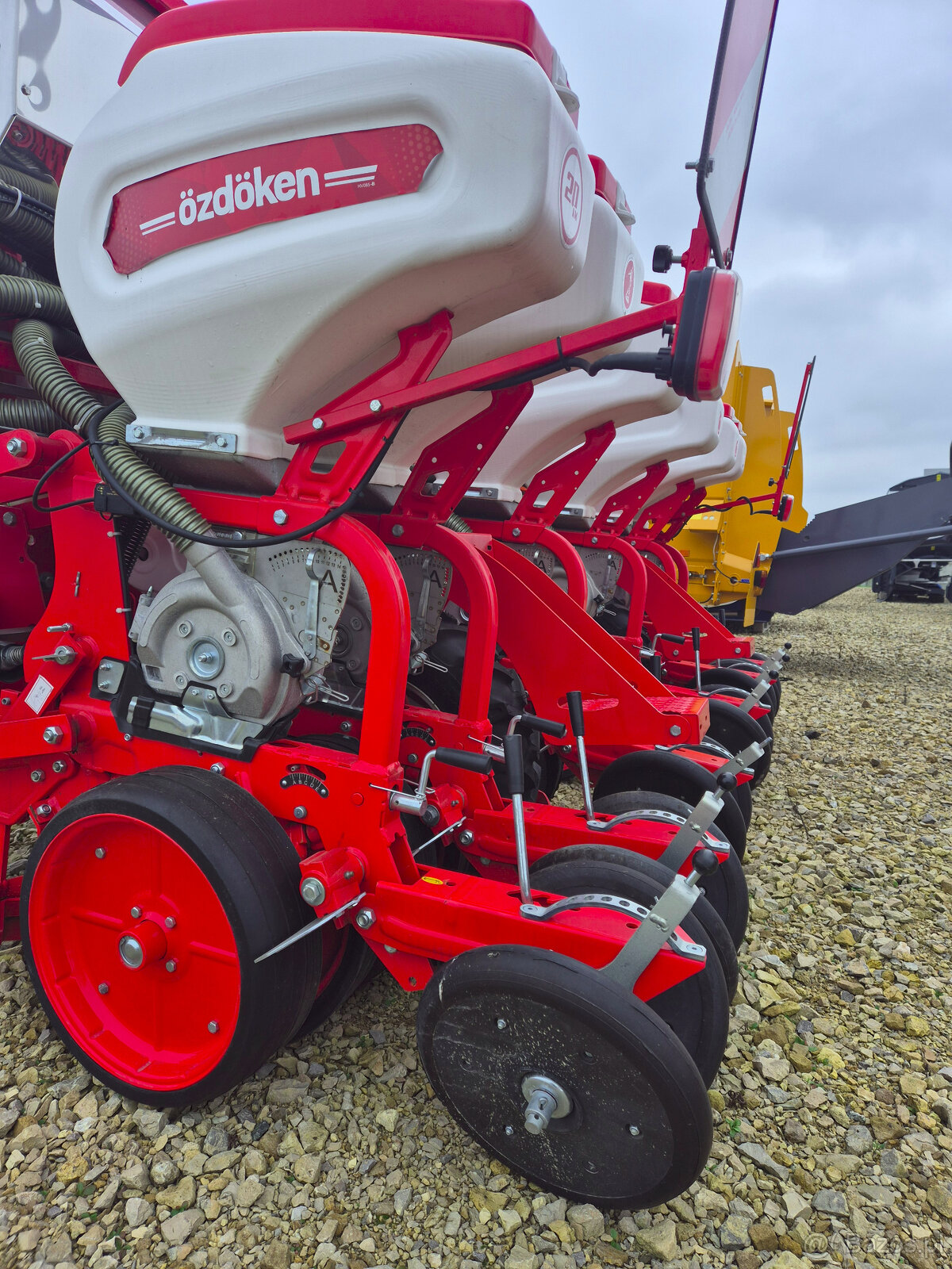 Siewnik do kukurydzy 6 rzędów na ramie półteleskopowej OZDOK - 7