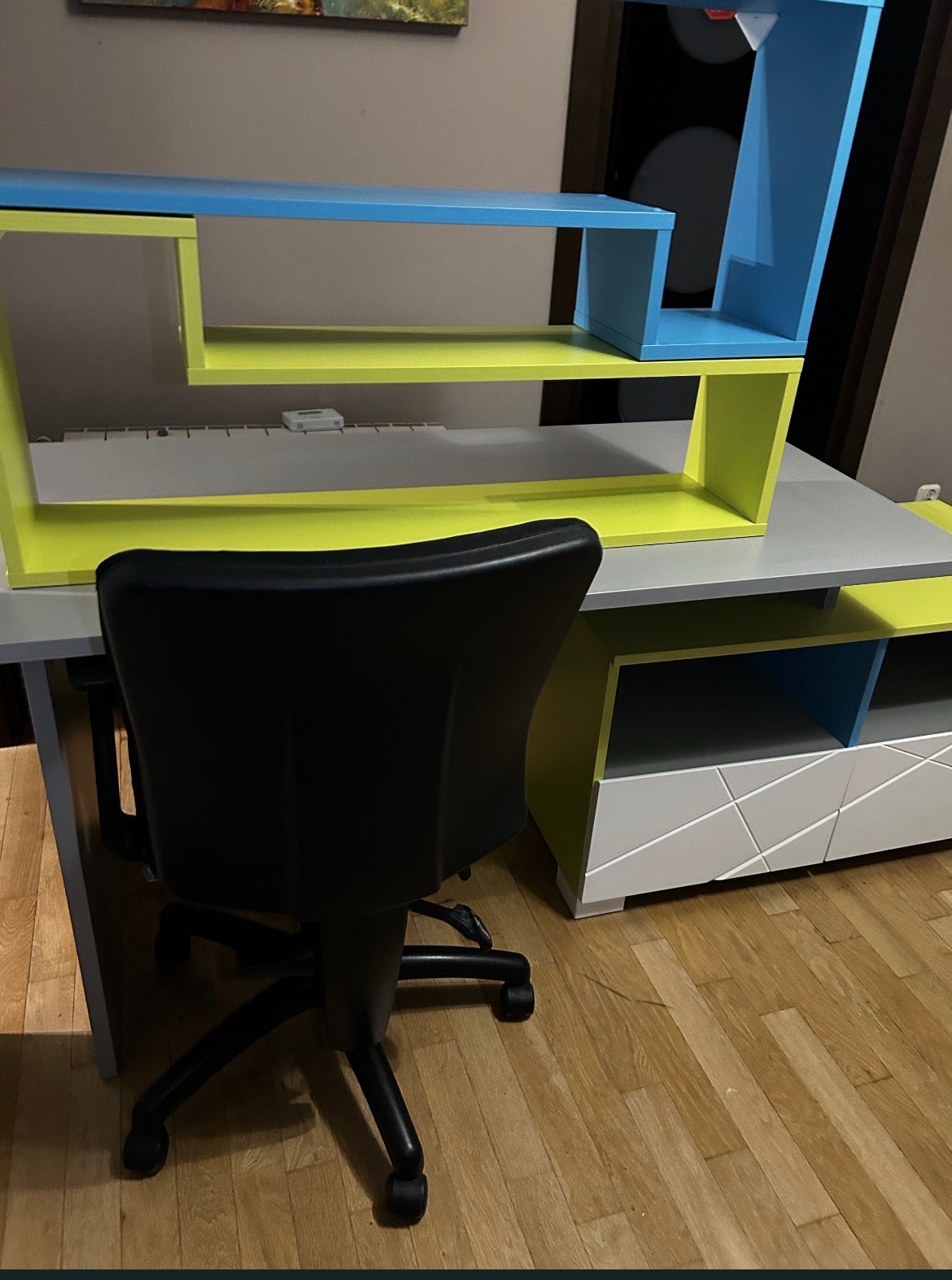 biurko z dwiema półkami oraz z fotelem obrotowym – komplet - 7