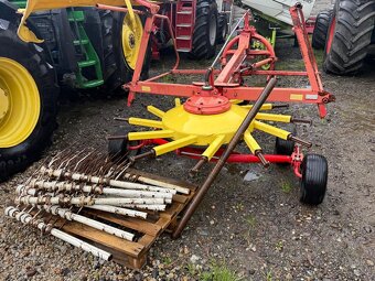 Zgrabiarka karuzelowa Pottinger Eurotop 421n. Cena 7800 zł.L - 7