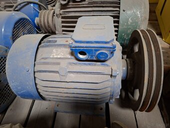 Silniki przemysłowe z kołami pasowymi - 7