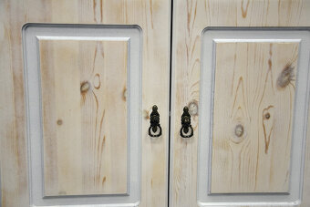 kredens z drewna sosnowego - jak nowy - 7