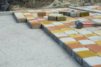 Zajmuje się usługami malarskimi oraz usługami brukarskimi - 7