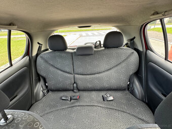 sprzedam Toyotę Yaris 2004 r. - 7