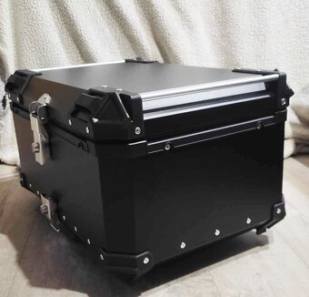 Aluminiowy bagażnik motocyklowy(Top Case). Pojemność 65 - 7