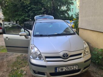 Srebrna toyota corolla Verso - 7