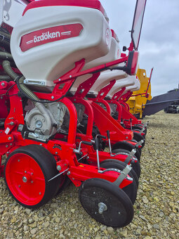 Siewnik do kukurydzy 6 rzędów na ramie półteleskopowej OZDOK - 7