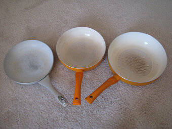 Emaliowane garnki, pokrywki, patelnie, miski, durszlak, kosz - 7