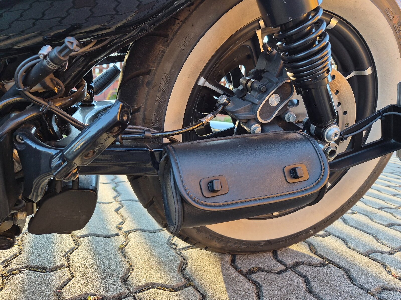 Harley-Davidson Iron XL883N – CHOPPER, KTÓRY PRZYCIĄGA SPOJR - 8