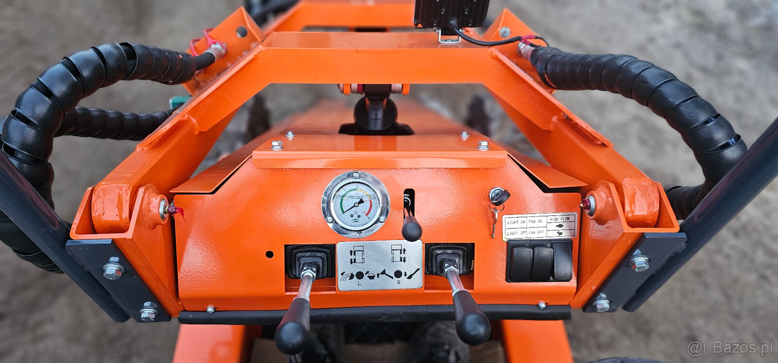 Sprzedam mini ładowarkę ręczną RL500 - 8