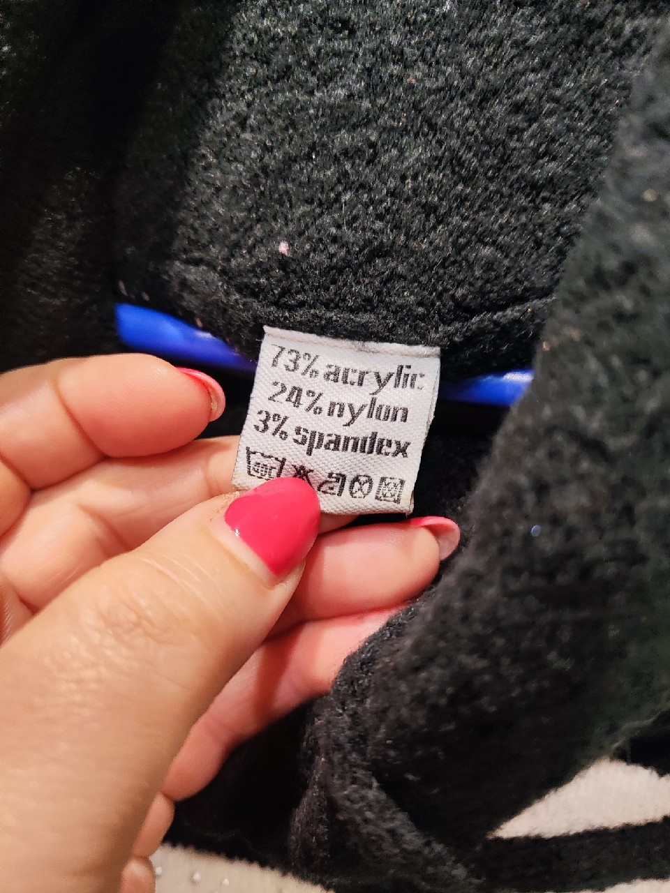 Mięciutki golf, z pomponami i z ozdobnymi dżetami - 8