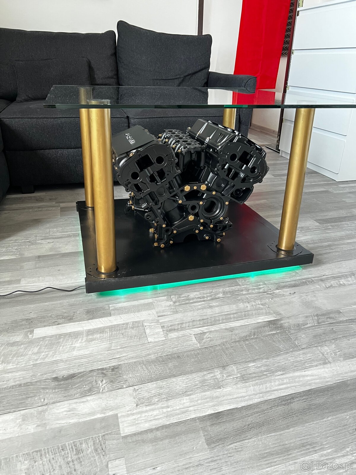 Unikalny designerski stolik wykonany z silnika Nissan V6 - 8