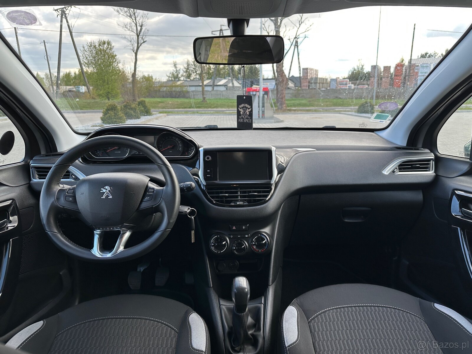 Peugeot 208 - 8