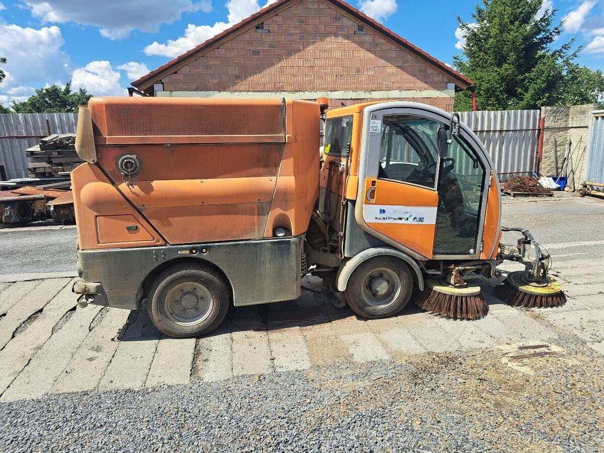 Zamiatarka chodnikowa Bucher - 8