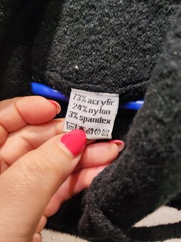 Mięciutki golf, z pomponami i z ozdobnymi dżetami - 8