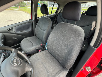 sprzedam Toyotę Yaris 2004 r. - 8