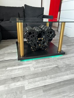 Unikalny designerski stolik wykonany z silnika Nissan V6 - 8