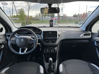 Peugeot 208 - 8