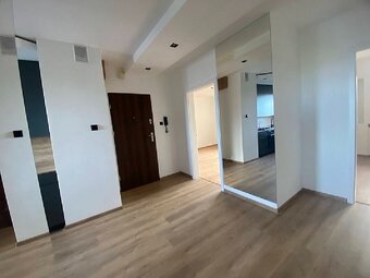 3 pokoje, 63m2, balkon, II piętro, winda, po remoncie, Os. D - 8