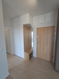 2 pokoje, 47m2, II piętro, winda, duży balkon, parking, os. - 8